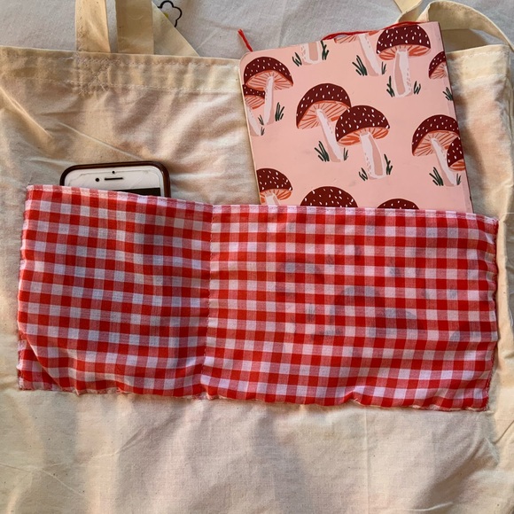 Handmade patchwork quilted tote bag 14.5 x 15.5 with two interior pockets - Picture 4 of 4